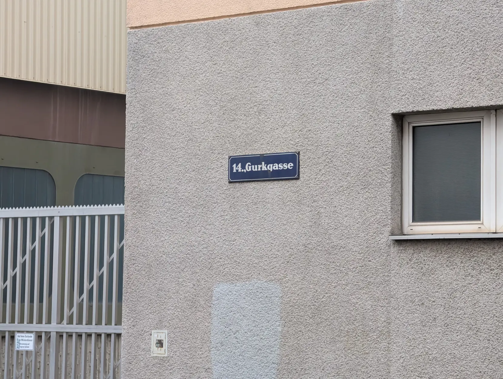 Foto von einem Straßenschild. Drauf steht: "14., Gurkgasse"