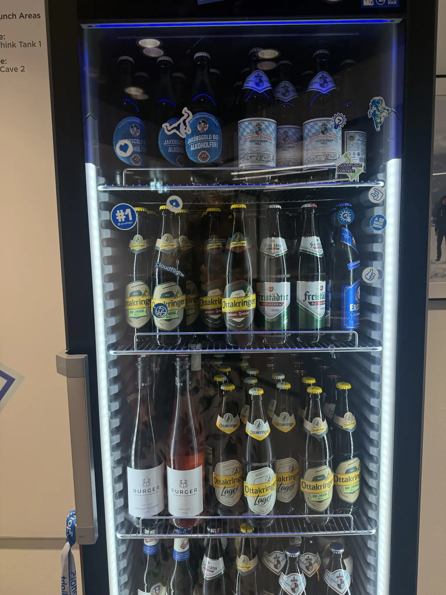 Kühlschrank mit Glasfront gefüllt mit Jakobsgold, Tegernseer Helles, Ottakringer Zwickl, Ottakringer Wiener Spezial, Freistädter Märzen, Ottakringer Lager und Frizzante