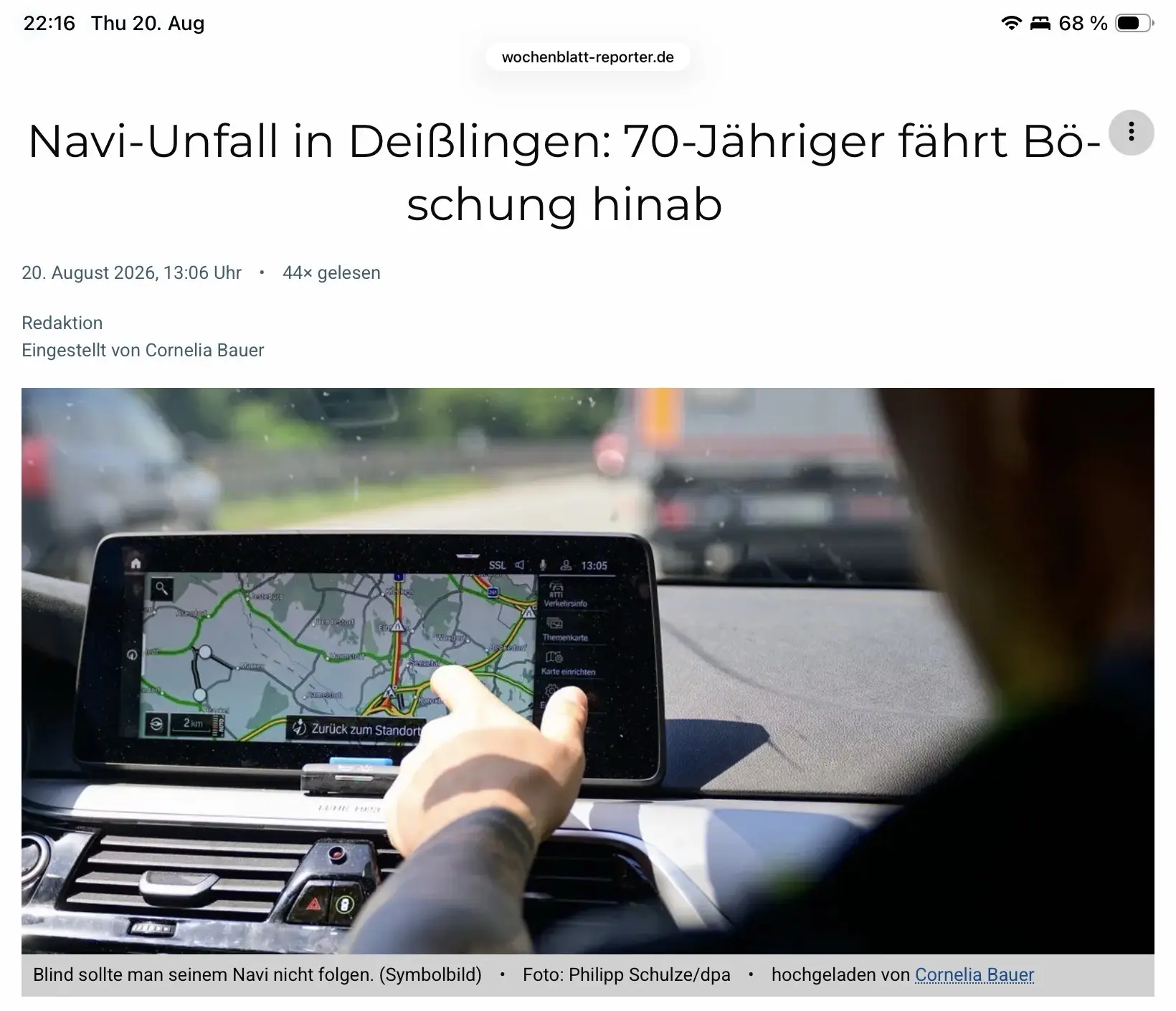 Screenshot von einem iPad mit Safari, offene Seite Wochenblatt-Reporter.de. Überschrift: „Navi-Unfall in Deißlingen: 70-Jähriger fährt in Böschung hinab“. Darunter ein Symbolbild von einer Person, die auf ein Navi im Auto zeigt.