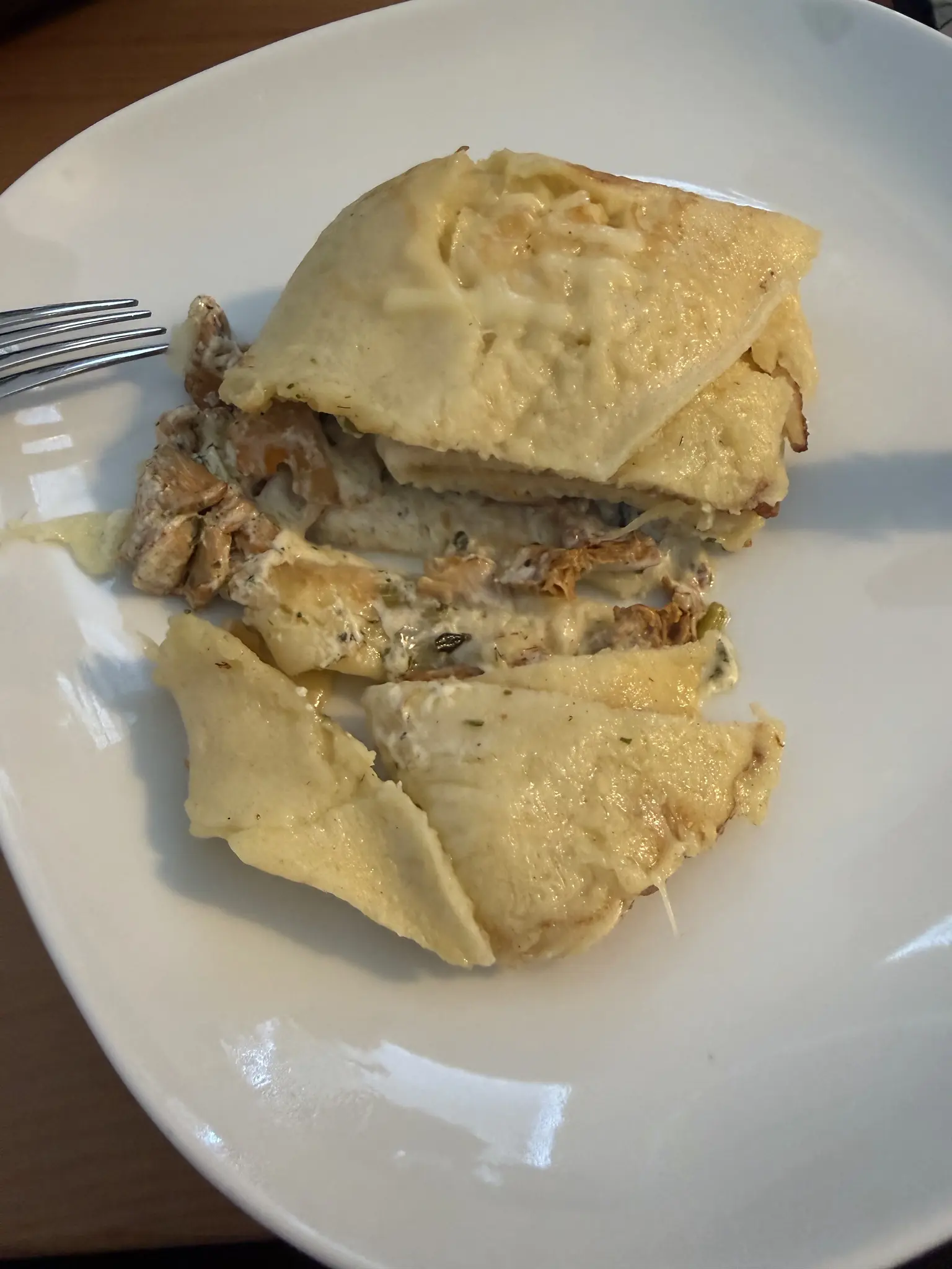 Telle mit Palatschinke aufgeschnitten, man sieht innen Eierschwammerl